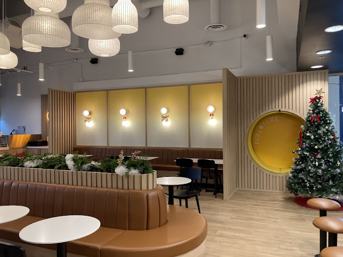 Fuwa Fuwa banquette seating beside the circular selfie-wall nook